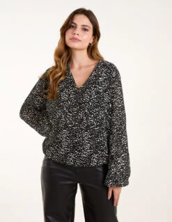 Pleated Bubble Hem Blouse(Black Pleated Bubble Hem Blouse) -Repertoire Fashion Store AW24036B058 136283