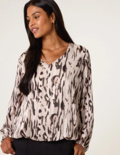 Animal Print Puffball V Neck Top(Animal Puffball V Neck Top)
