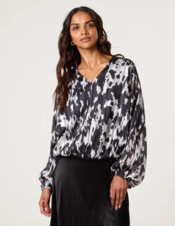 Metallic V Neck Bubble Hem Blouse(Metallic V Neck Bubble Hem Blouse)