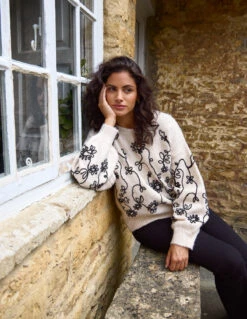 Floral Embroidery Jumper(Beige Floral Embroidery Jumper)