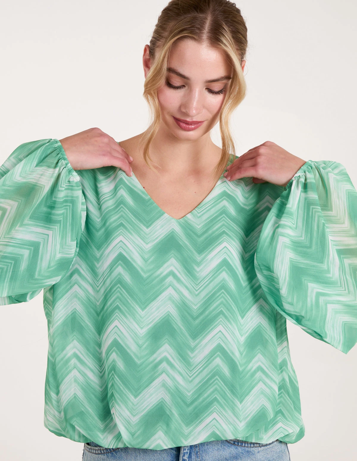 V Neck Zig Zag Puffball Top(V Neck Zig Zag Puffball Top) 3 V Neck Zig Zag Puffball Top(V Neck Zig Zag Puffball Top) - Image 3